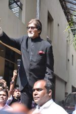 Amitabh Bachchan greets fans on his birthday outside his residence on 11th Oct 2012 (13).JPG